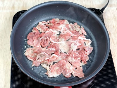 フライパンで炒める豚肉