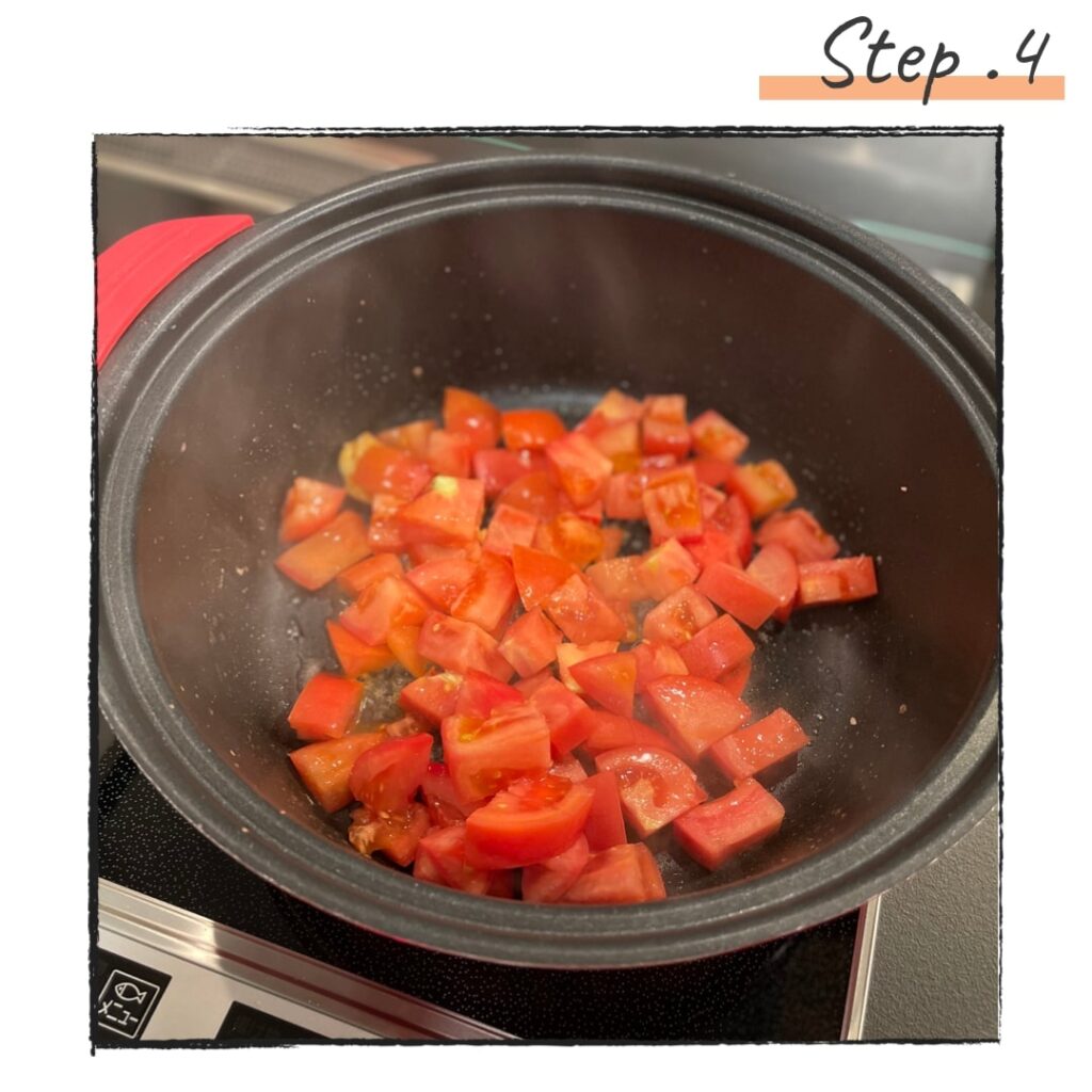 炒めるトマト