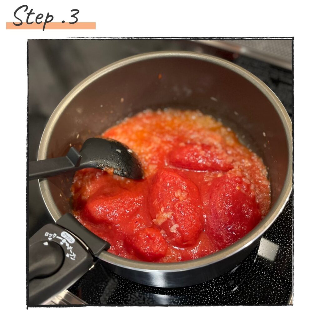 フライパンでトマトを煮込む
