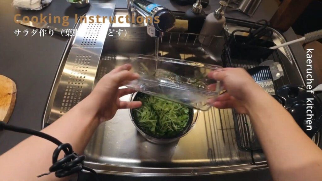野菜を水につけて戻す